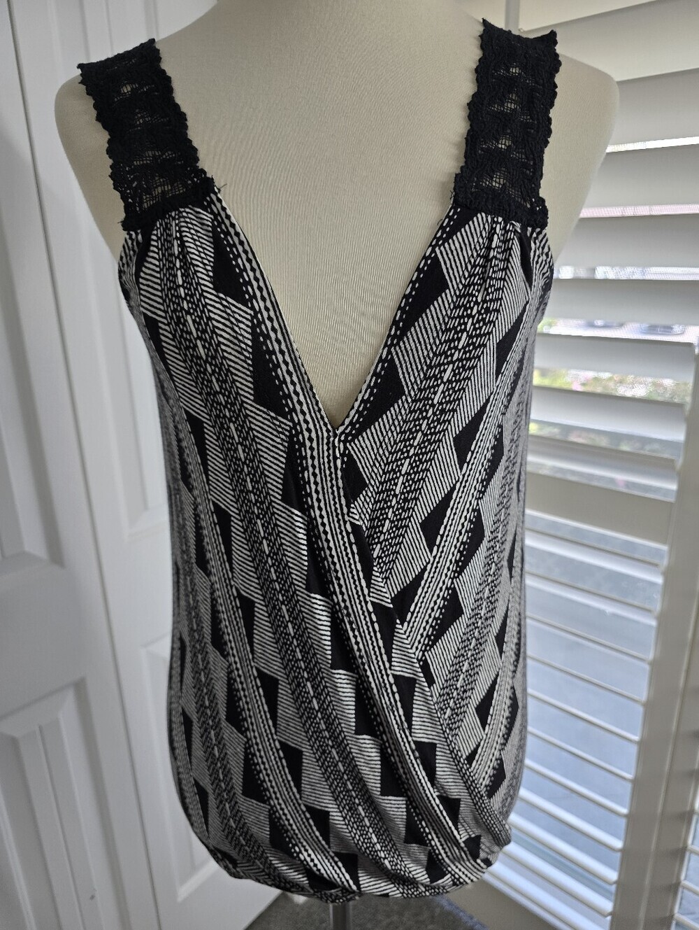 VENUS Black & White Geometric Lace-Trim Sleeveless Top